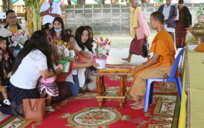 ผู้คนหลังไหล ร่วมบุญใหญ่ถวายกฐิน วัดนาครินทร์